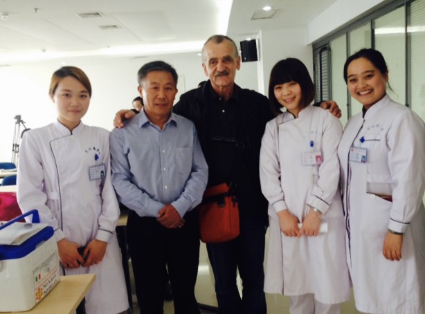 Georges Marianelli con i sanitari cinesi